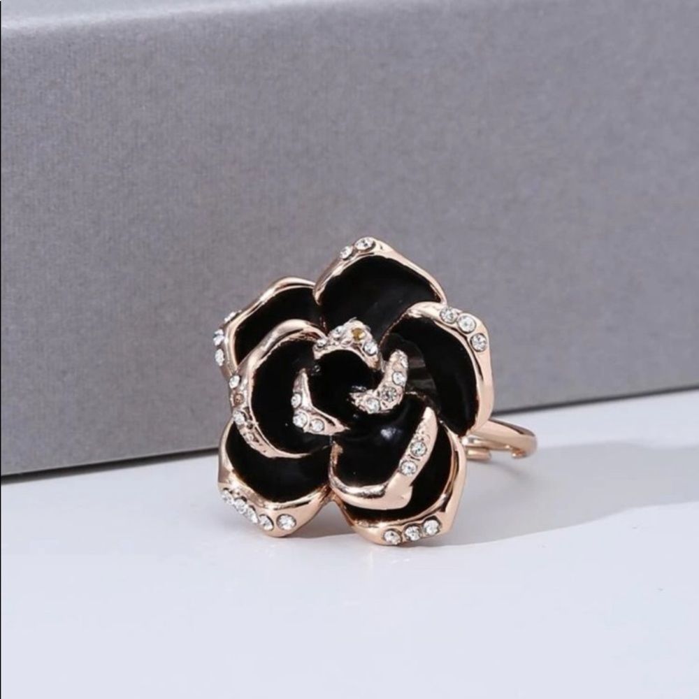 BEAUTIFUL Black & Gold Flower Ring - Picture 2 of 5